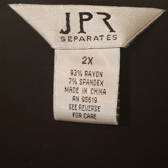 Faux 2-pc Short Sleeve Top      0025 - Picture 5 of 6